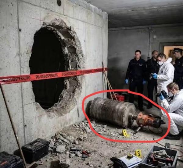 别猜密码了。他们直接从地下挖到了金库。那个洞，一米见方。边缘整齐得像工业切