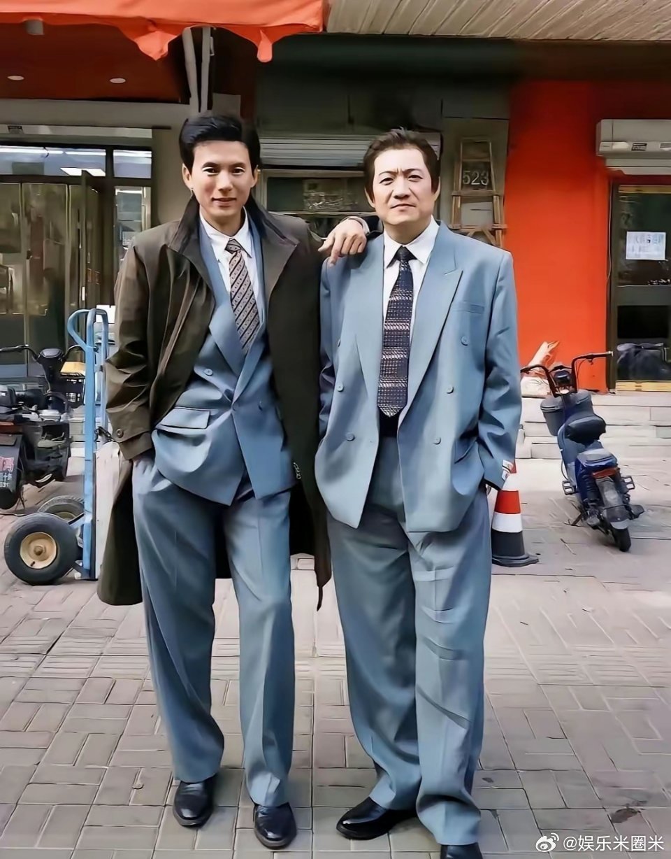 这张当年的神级反串剧照，谁看了不迷糊，左边的帅哥其实是女演员。