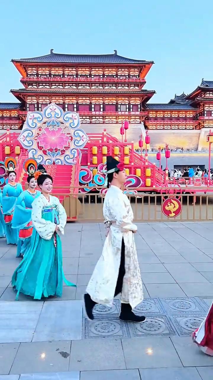 神都花夜，共醉春风，同叙花朝。洛阳应天门广场宠客演出不重样。诗赠人间已盛唐，