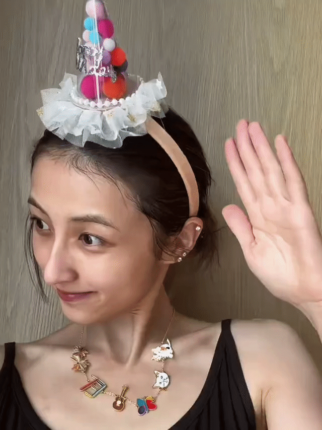 张子枫瘦成李维嘉了张子枫新路透身形纤细，不少网友玩梗，直呼瘦得和李维嘉撞型了​