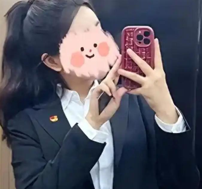 考上公务员的朋友圈还没来得及多晒两天，当年的巴掌就隔着网线扇回来了。一个曾经在厕
