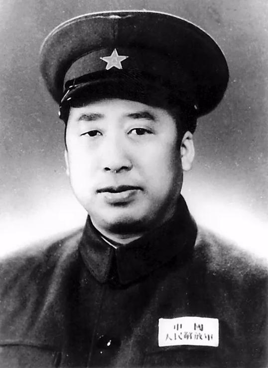 一次朱德来到滕代远家中做客。他们是井冈山上的老战友了。秘书打算把接待产生的招待费