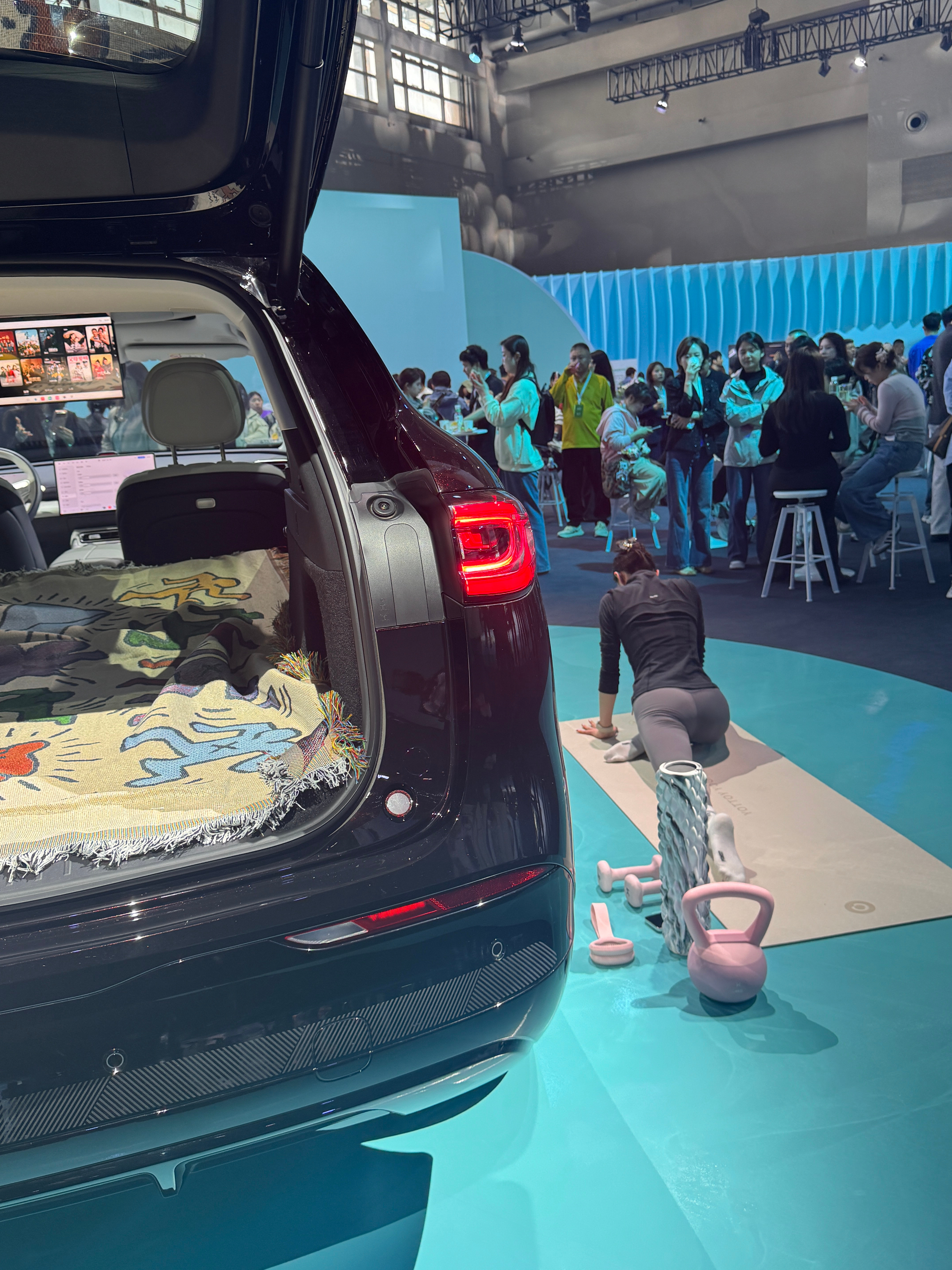 看清车前整活儿的小姐姐有多苗条后，我深感惭愧，终于默默放下了手里的小蛋糕智美大