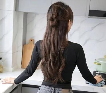 在厨房里忙碌的你，优雅转身，一展迷人背影。