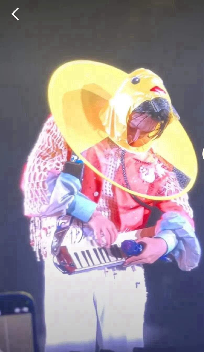 周深让你穿雨衣没让你穿这款家人们谁懂啊！听周深唱歌就像开了场沉浸式雨中专场，他的