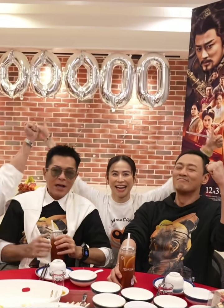 古天乐、宣萱、林峰、等，热烈庆祝[赞][赞][赞]影片《寻秦记》票房突破1亿元。