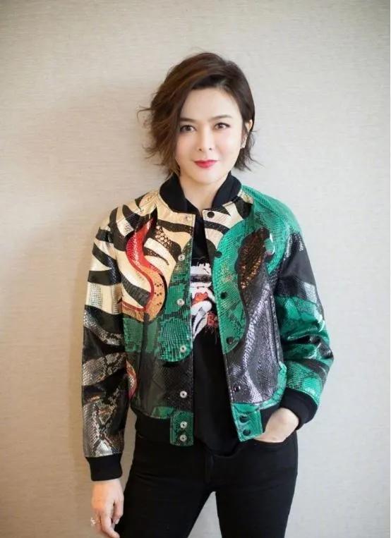 63岁关之琳新剪短发直接嫩回30+！这状态谁看了不说一句“岁月偷溜了”？谁