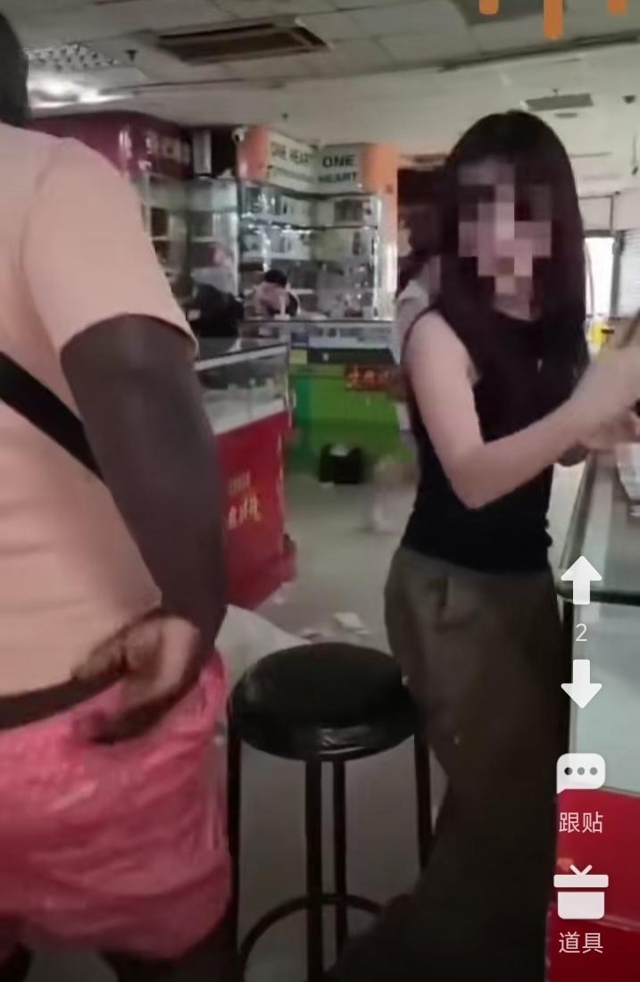 酒吧里，一非洲人见一女子独自品酒，公然展开追逐，硬生生的搂着女子的肩。女子被其