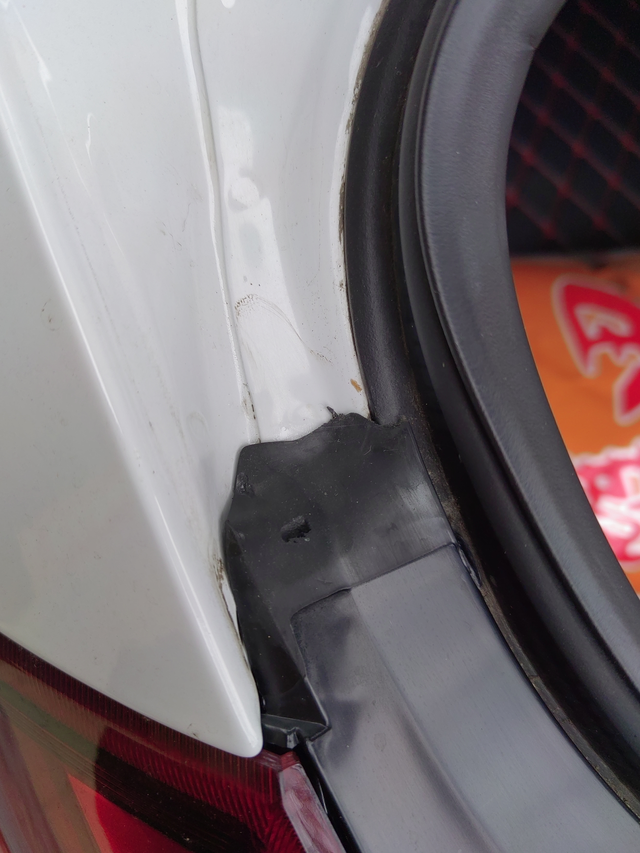 尾灯翘边会进水吗后尾灯这个塑胶挡水的地方翘边了，会不会进水到车体里面