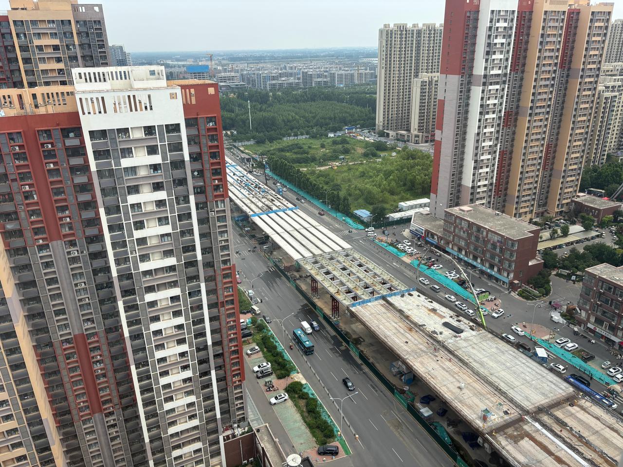 济南凤凰路高架，现状曝光！济南凤凰路高架万象新天段，已经基本连成一块了。图片