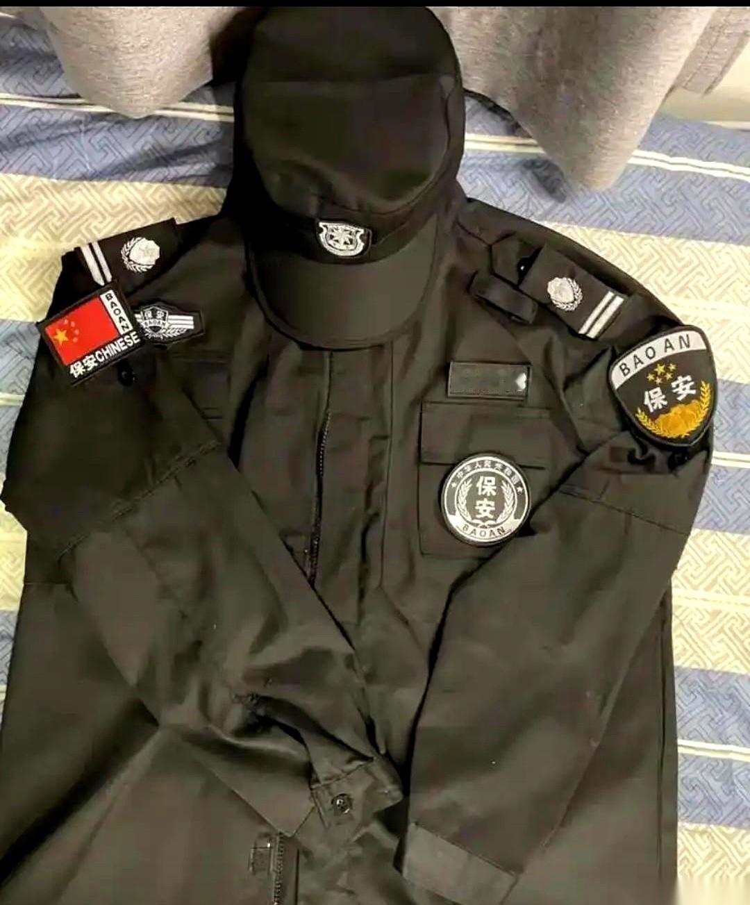 我算是看明白了。那身制服，一到下班点，必须第一个从身上扒下来。一分钟都不能多