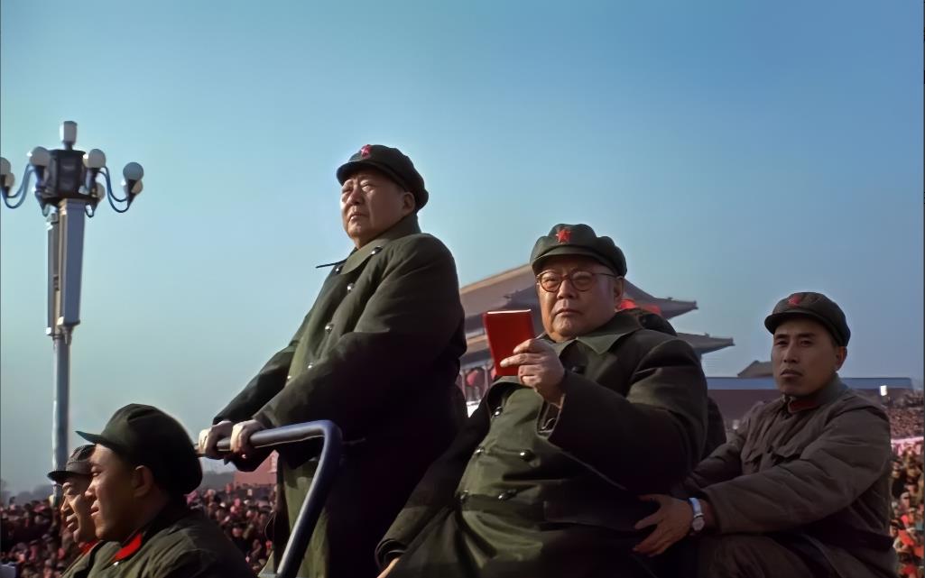 彭德怀和林彪之后，主持军委日常工作并担任国防部长的是叶剑英元帅。这是毛主席亲自选