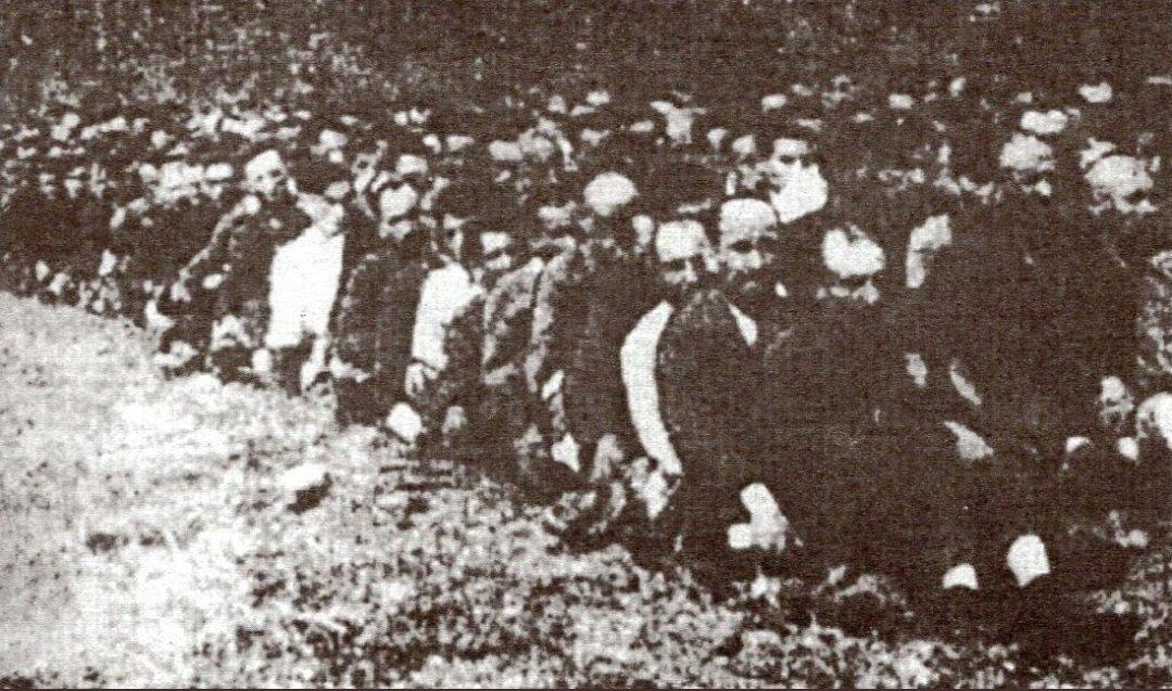 一张拍摄于1941年的黑白照片，画面中，一群犹太人站在拉脱维亚里加（Riga）附
