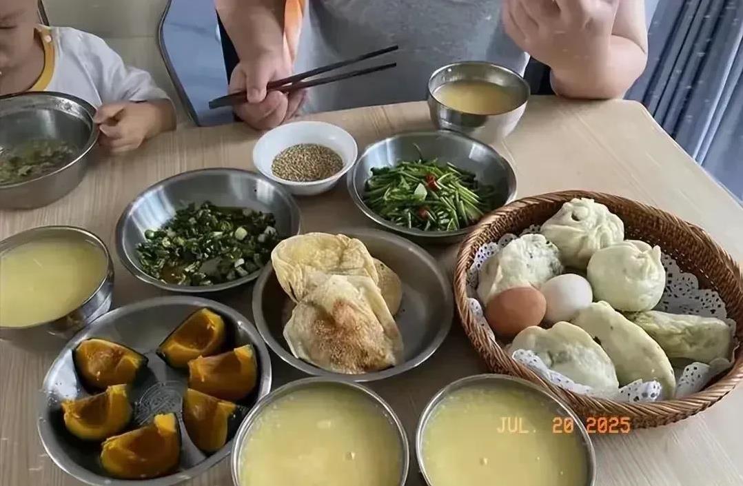儿媳妇嫌弃婆婆没有品位，饭菜用不锈钢盆子盛。她将婆婆做的早餐拍照发到网上，让人说