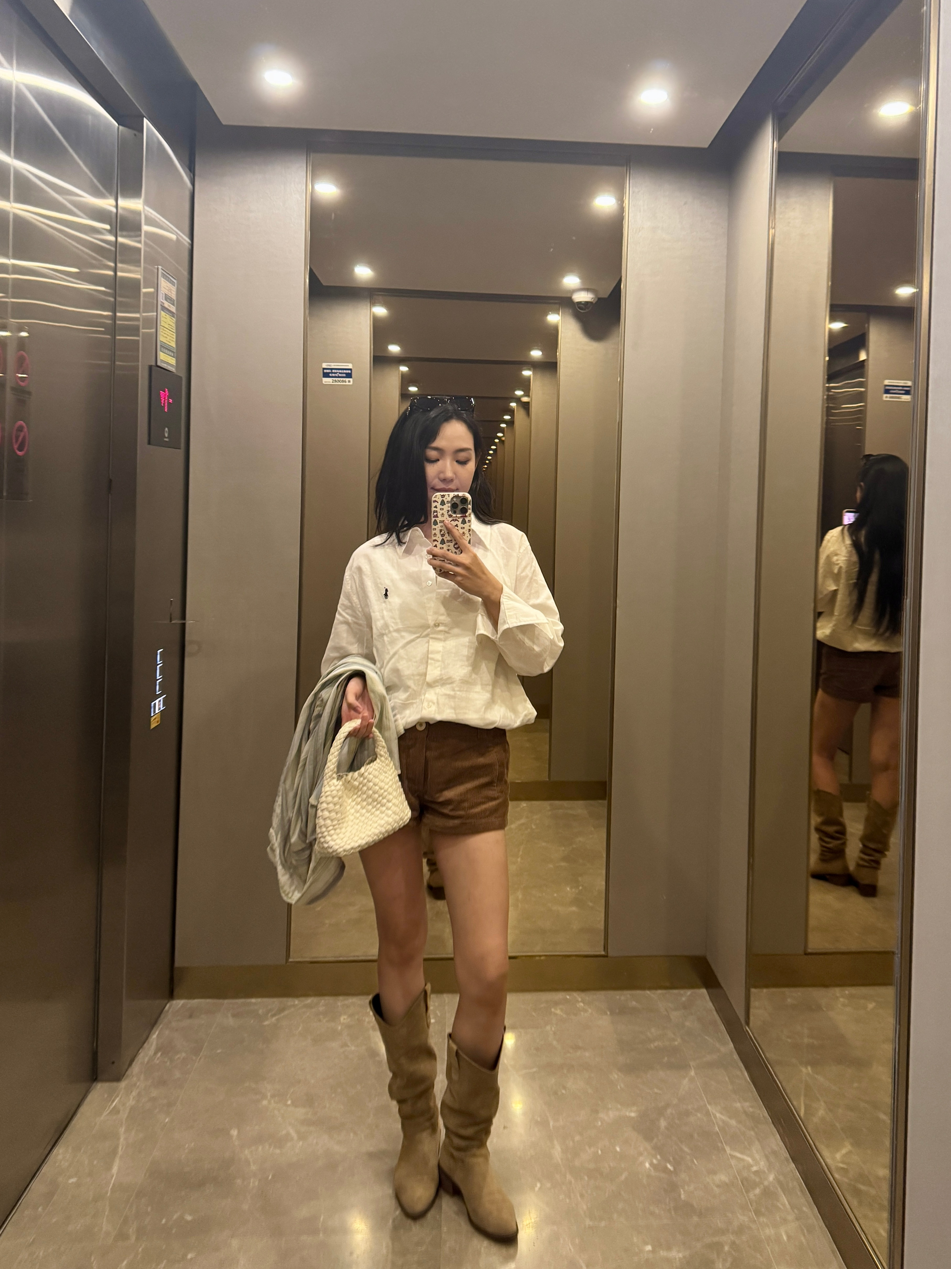 今天的OOTD⚡咱们的思路就是，秋冬主打白棕色系，下半身漏上半身就不漏，腿漏得多