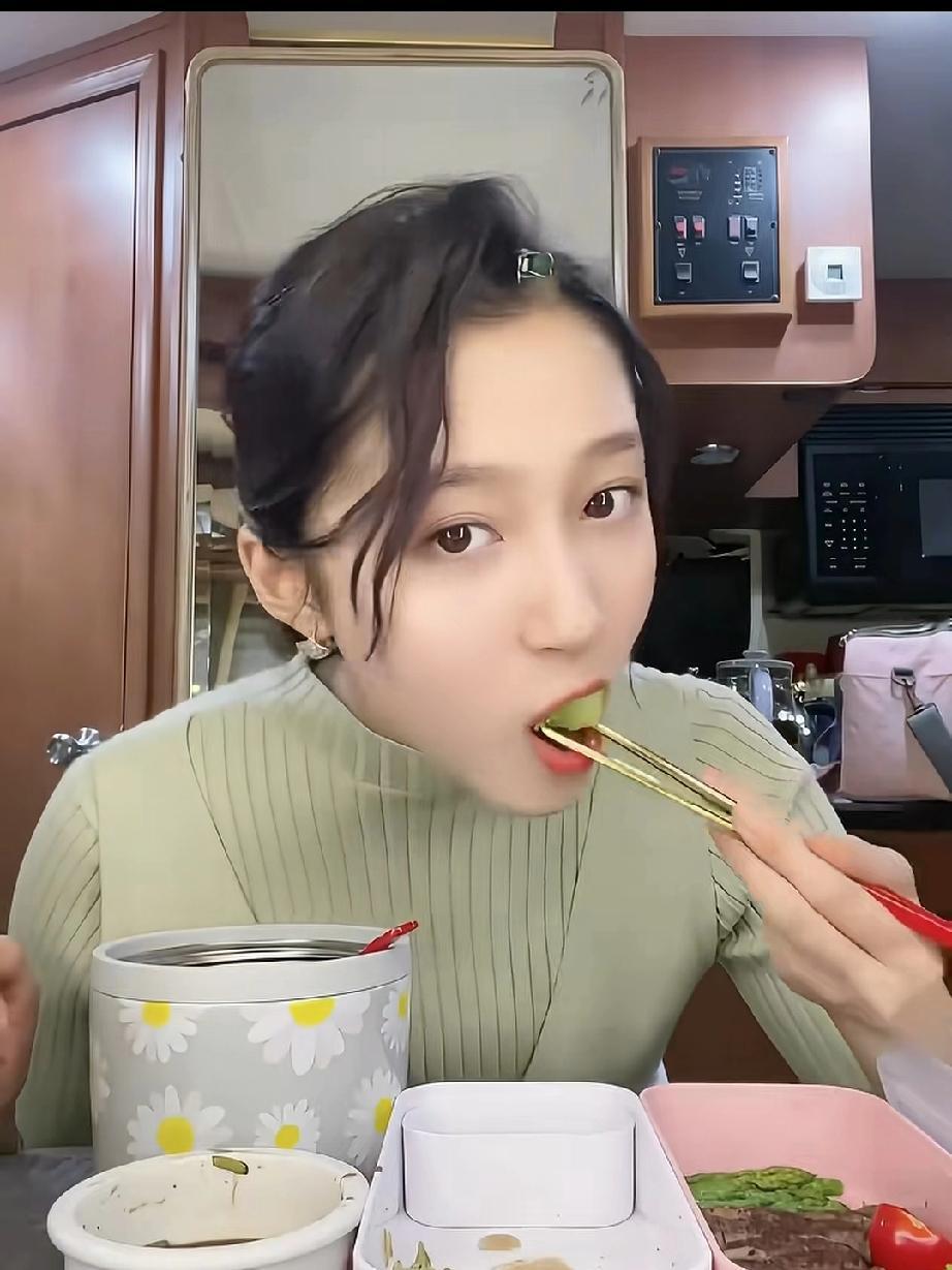 关晓彤和蒋欣一样，都是172的身高，她们这种大骨架的身体所需要的能量是挺大的，但