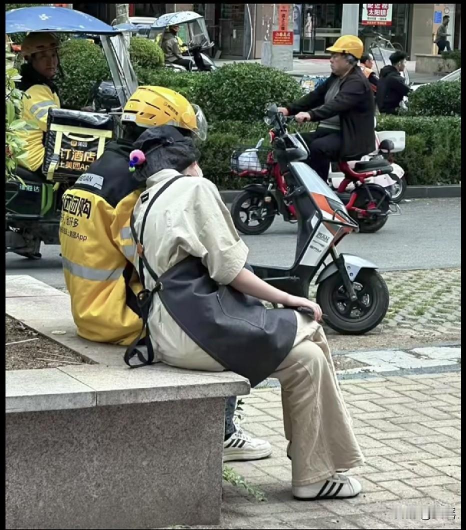好多外卖小哥搭小姐姐，他们只是不富裕，不是没有感情