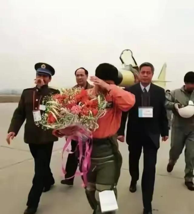 1998年3月23日，首席试飞员雷强对歼10总工程师宋文骢说：“宋总，你放心，只