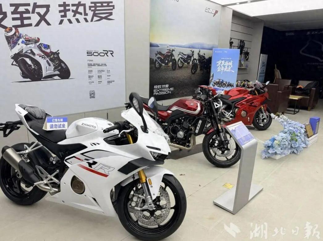 43800元！这是张雪机车夺冠车型820RR的售价。订单排到7月，老板却定下规