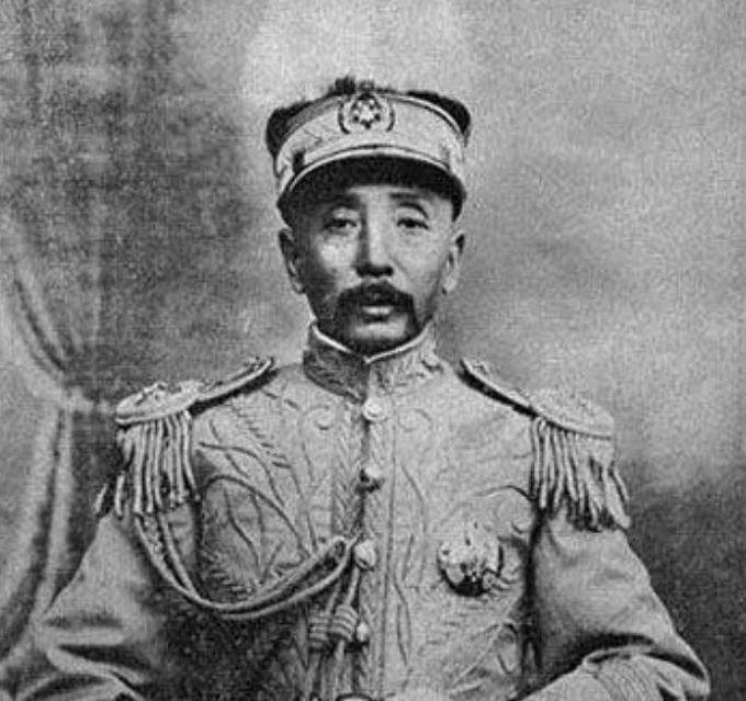 50年大汉奸张景惠被押回国，看到囚犯儿子摇身一变穿军装，很惊讶“1950年11