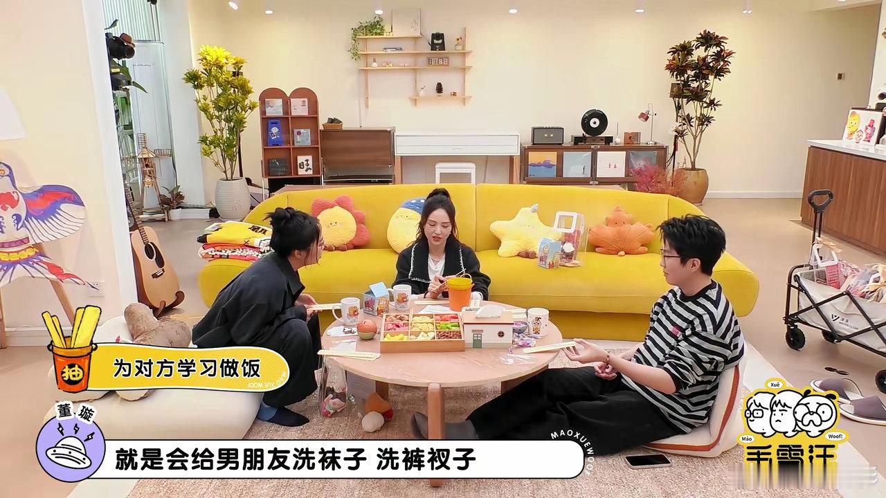董璇问李雪琴：“你会为了你男朋友学习做饭，给他袜子，洗裤衩子吗？”李雪琴：“不可
