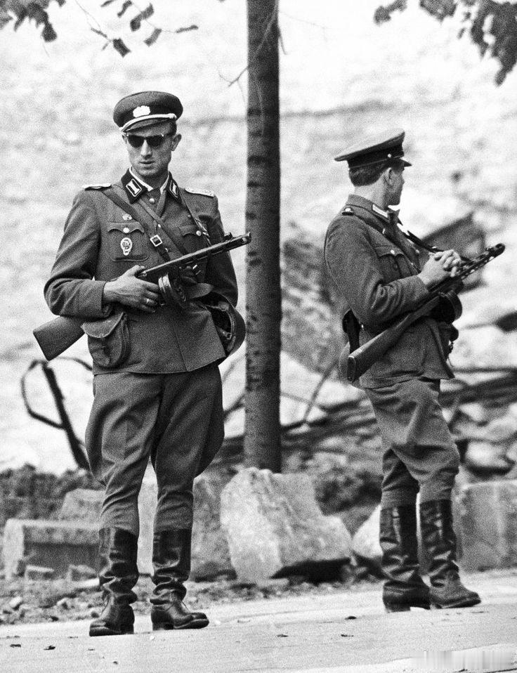 1961年，东德国家人民军士兵守卫着柏林墙未完工的一段。热点观点海外新鲜事