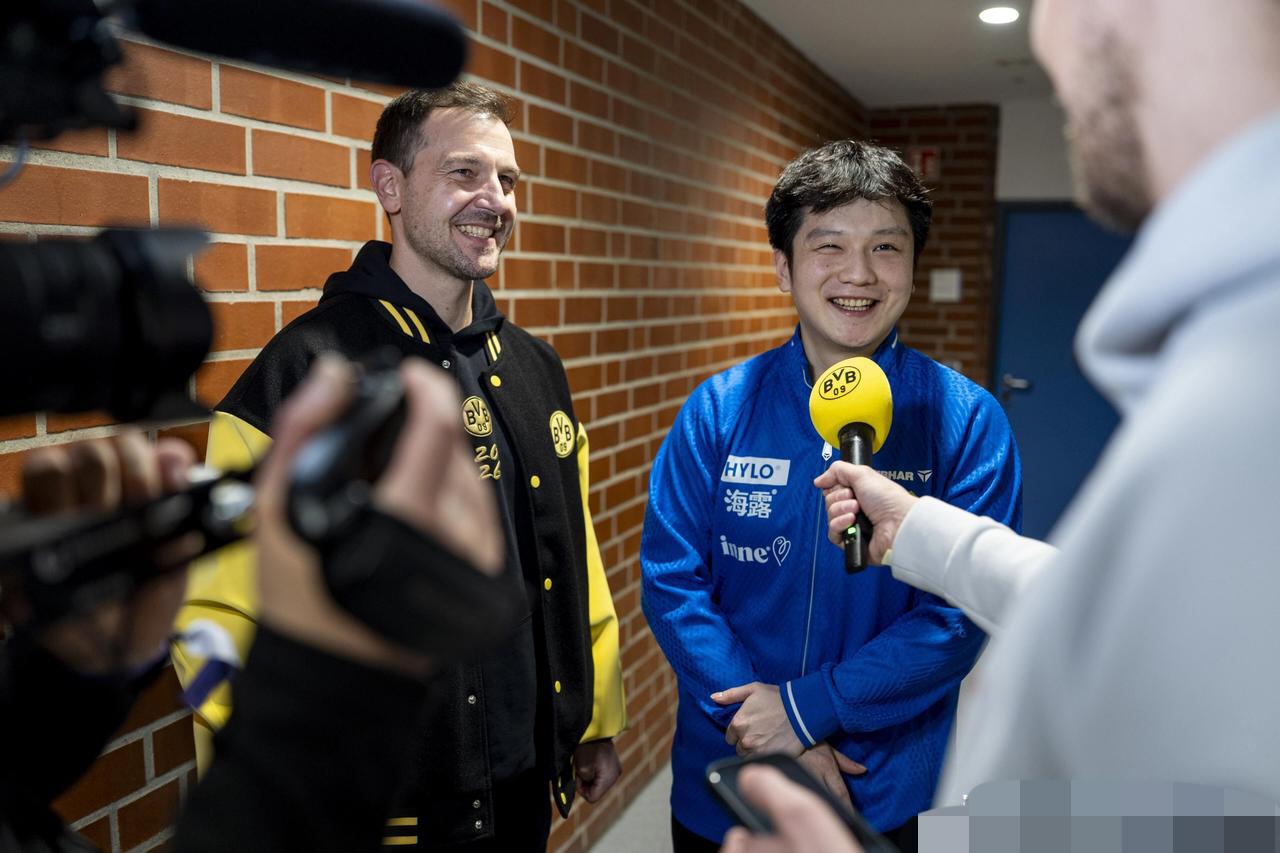 多特破例迎樊振东！蓝球衣进更衣室，乒坛王者的跨界排面太绝了1月13日，多特蒙