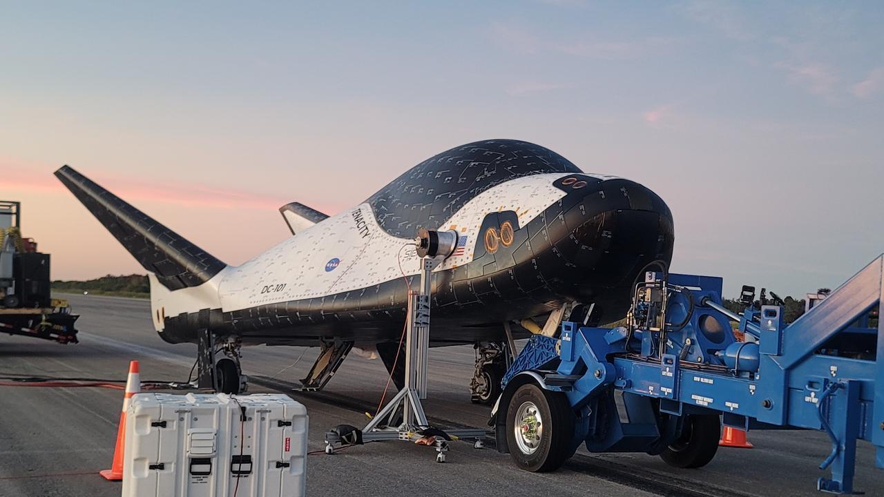 美国新一代航天飞机“追梦者”推出制造车间开始机场跑道测试。“追梦者”（Drea