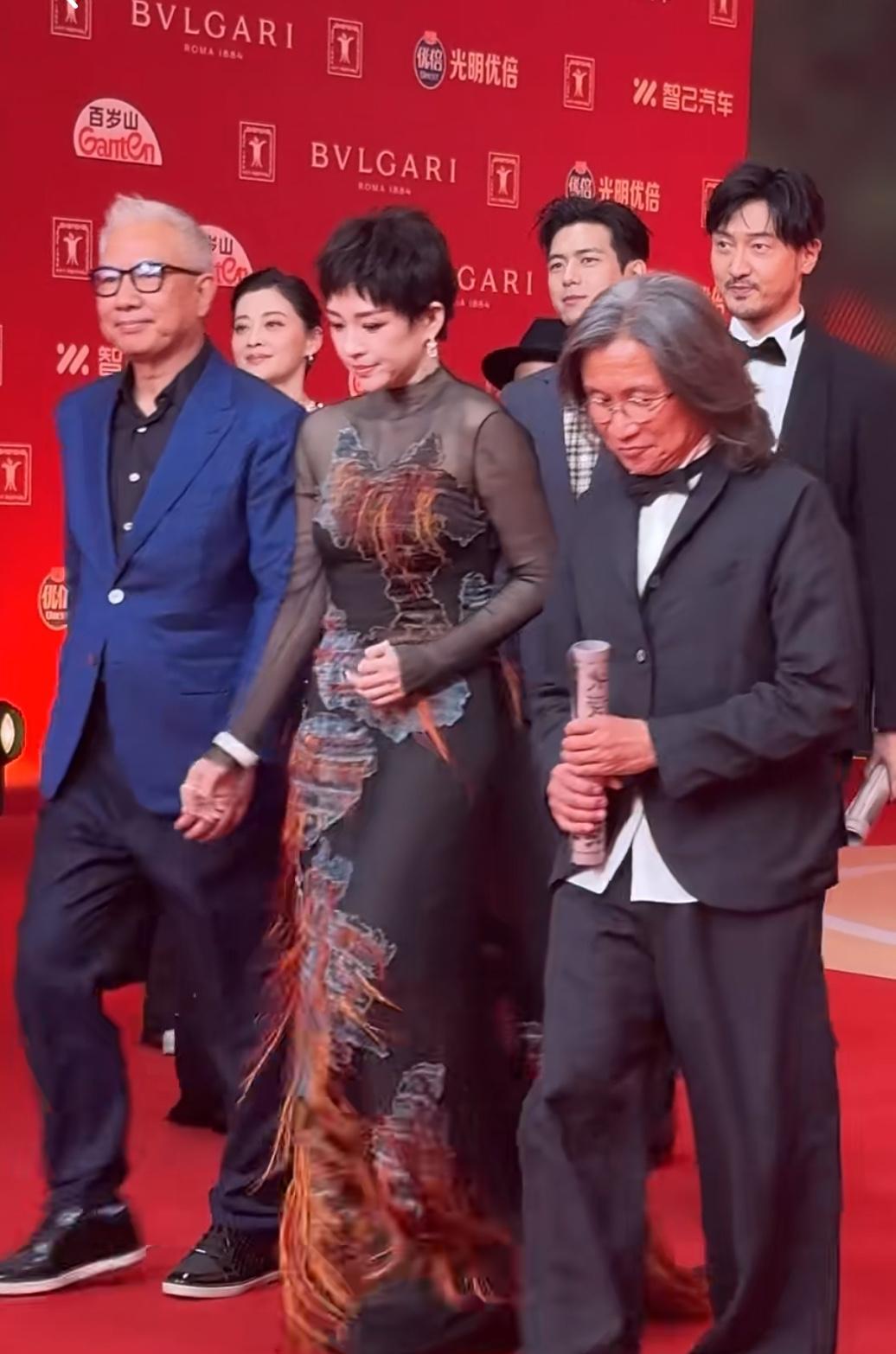 这个配置好像和去戛纳电影节的差不多啊，多了几个人…[捂眼睛]章子怡这个短发浓妆太