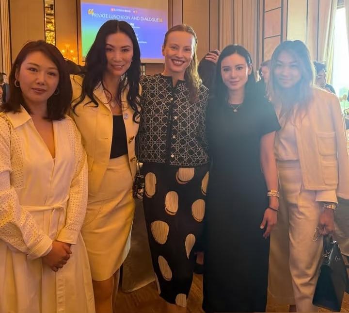 邓文迪参加名媛聚会，打扮邋遢有大肚腩，有了大婶的味道！近日，邓文迪现身中国香