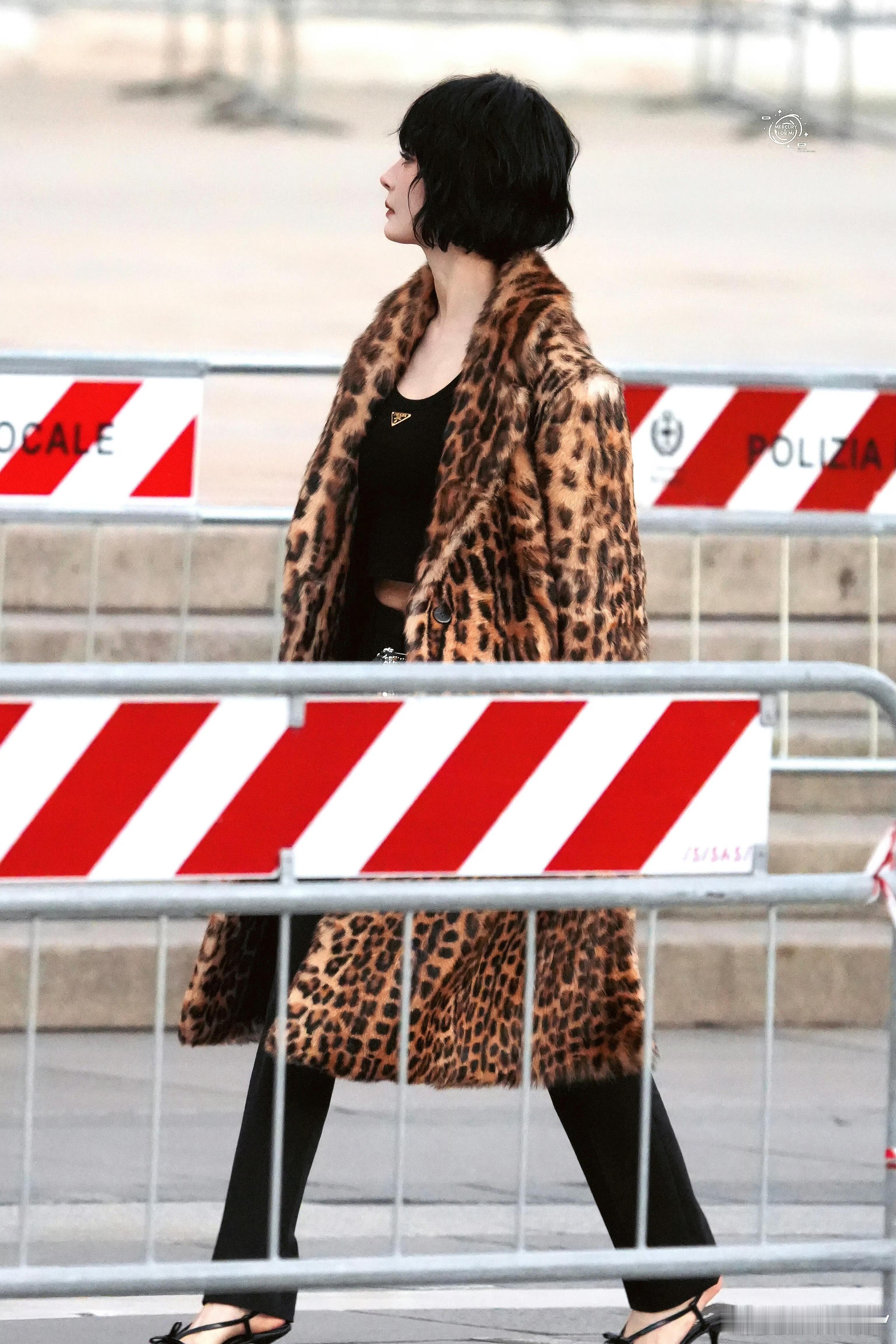 时装周米兰时装周杨幂VogueWorld时尚盛会入场，短发豹纹女！Prada