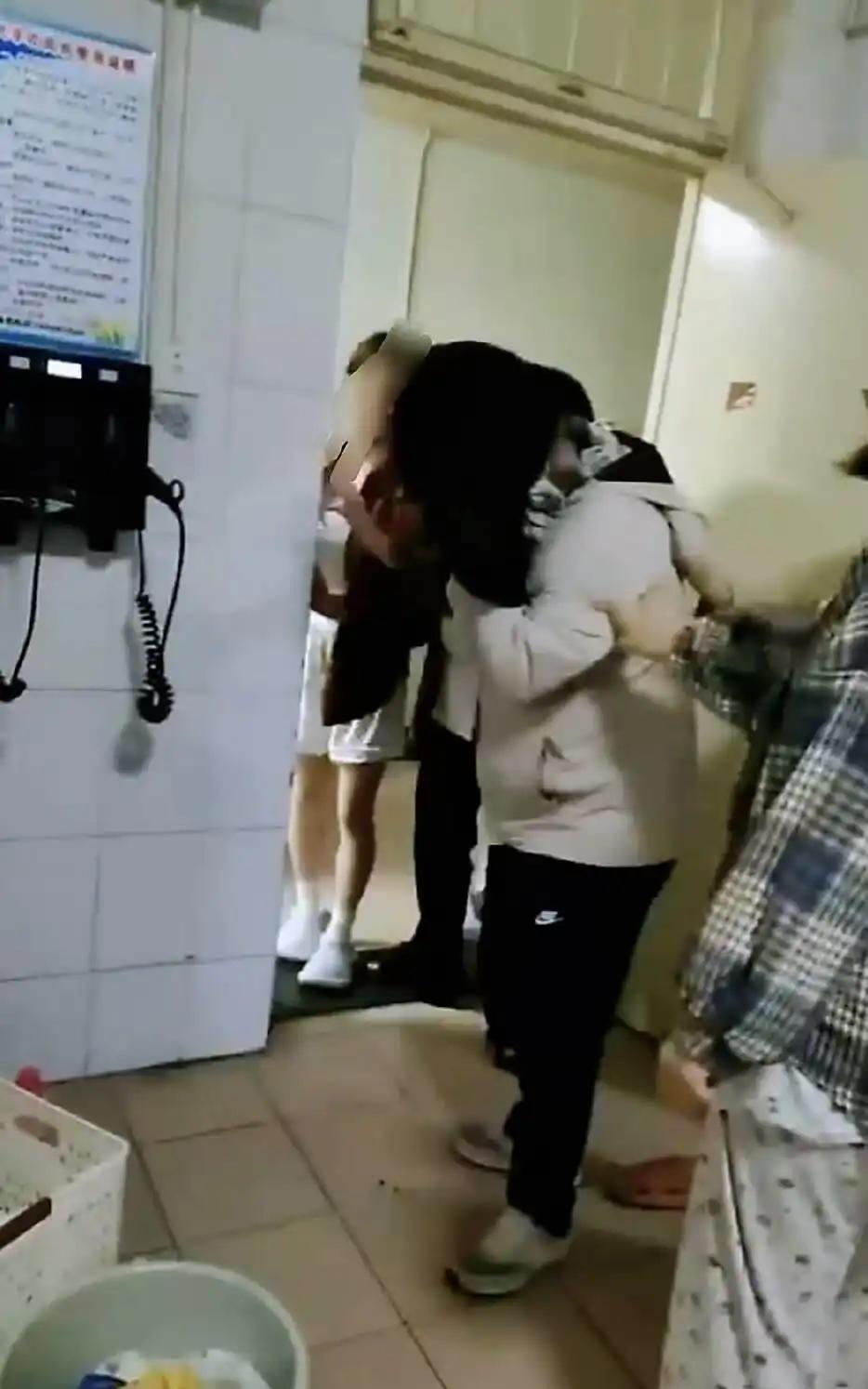 河北保定，一高校女生在宿舍上厕所时，突然听到隔间传来笑声，那声笑，从隔间里传出来