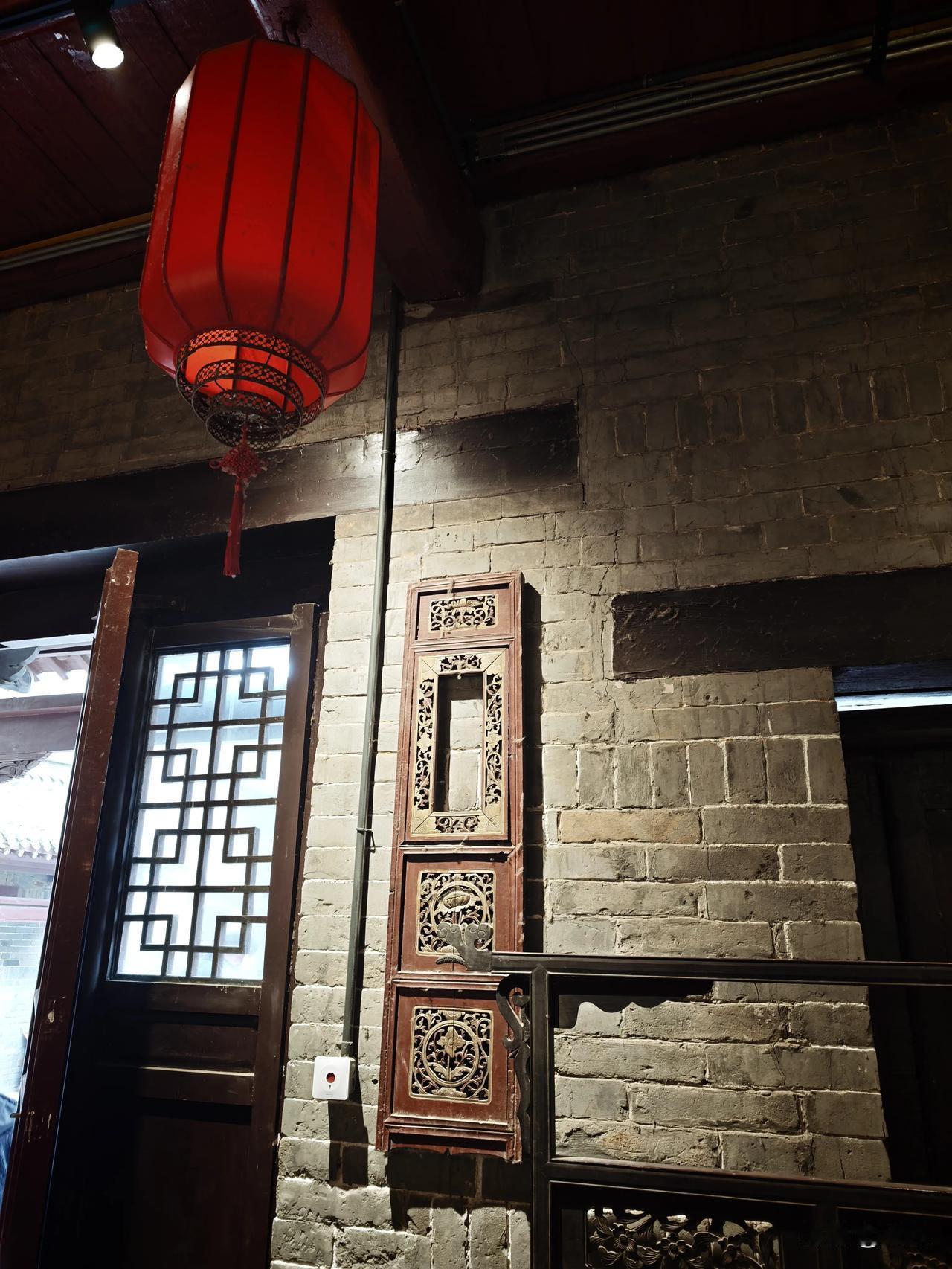 大家都是普通人，只是运气和机会不一样而已。有钱就飘、看不起人，那是人品不行，不