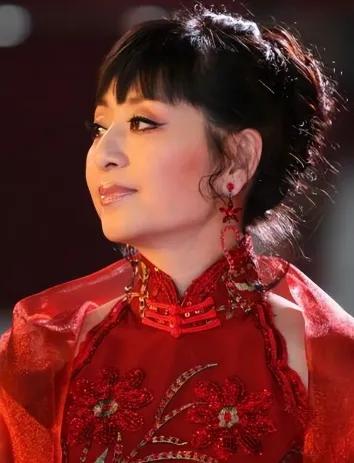殷秀梅二婚风光嫁给法国贵族菲利普，本以为是跨国童话，谁料十年后洋丈夫一纸调令被召