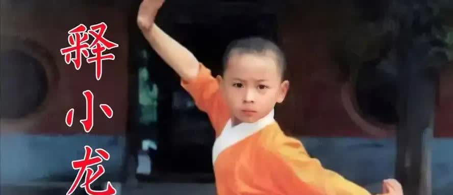 这是释永信的徒弟释小龙。释小龙能拜释永信为师，主要还是得益于他的父亲。释