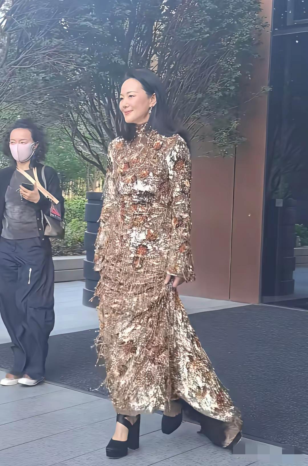 咏梅的礼服好特别，看了我仿佛吃了毒蘑菇一般，眼前好似一根行走的老树桩子，斑驳的树