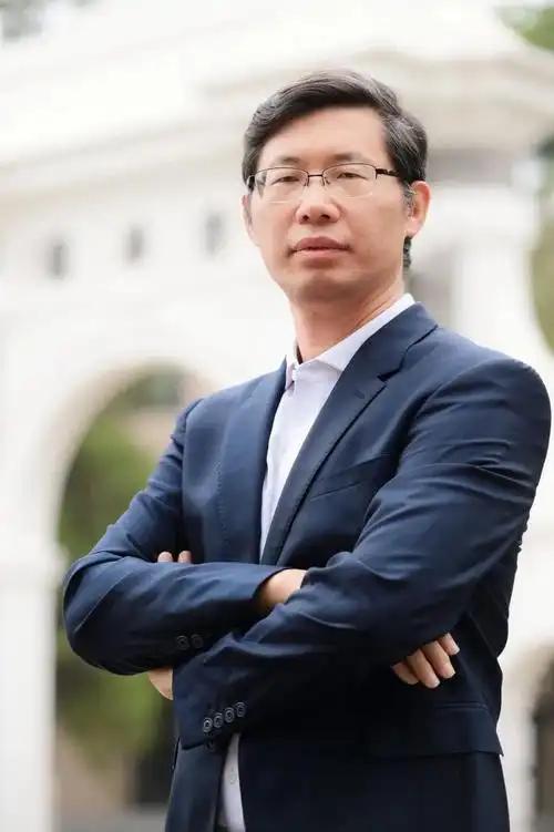 端着国内给的红利使劲捞钱，赚够了就回头使劲抹黑咱们！靠着清华博导的名头在国内