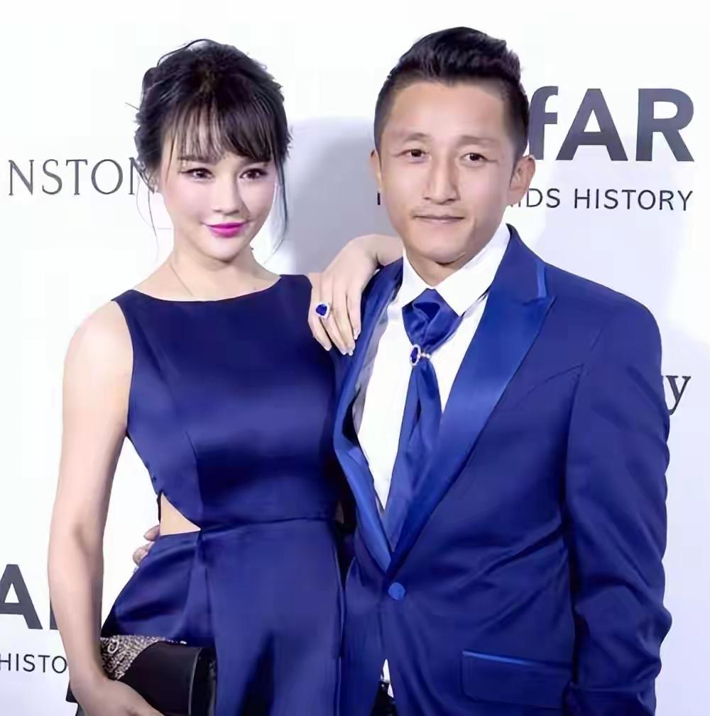 拳王邹市明与冉莹颖的婚姻话题再度发酵。据悉邹市明多次提出离婚，冉莹颖始终没有点头