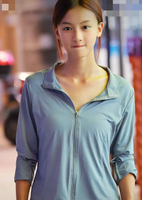 有几分像她，据说这是于正新“挖掘”的女孩，名字叫七七今年15岁是一名舞蹈生，
