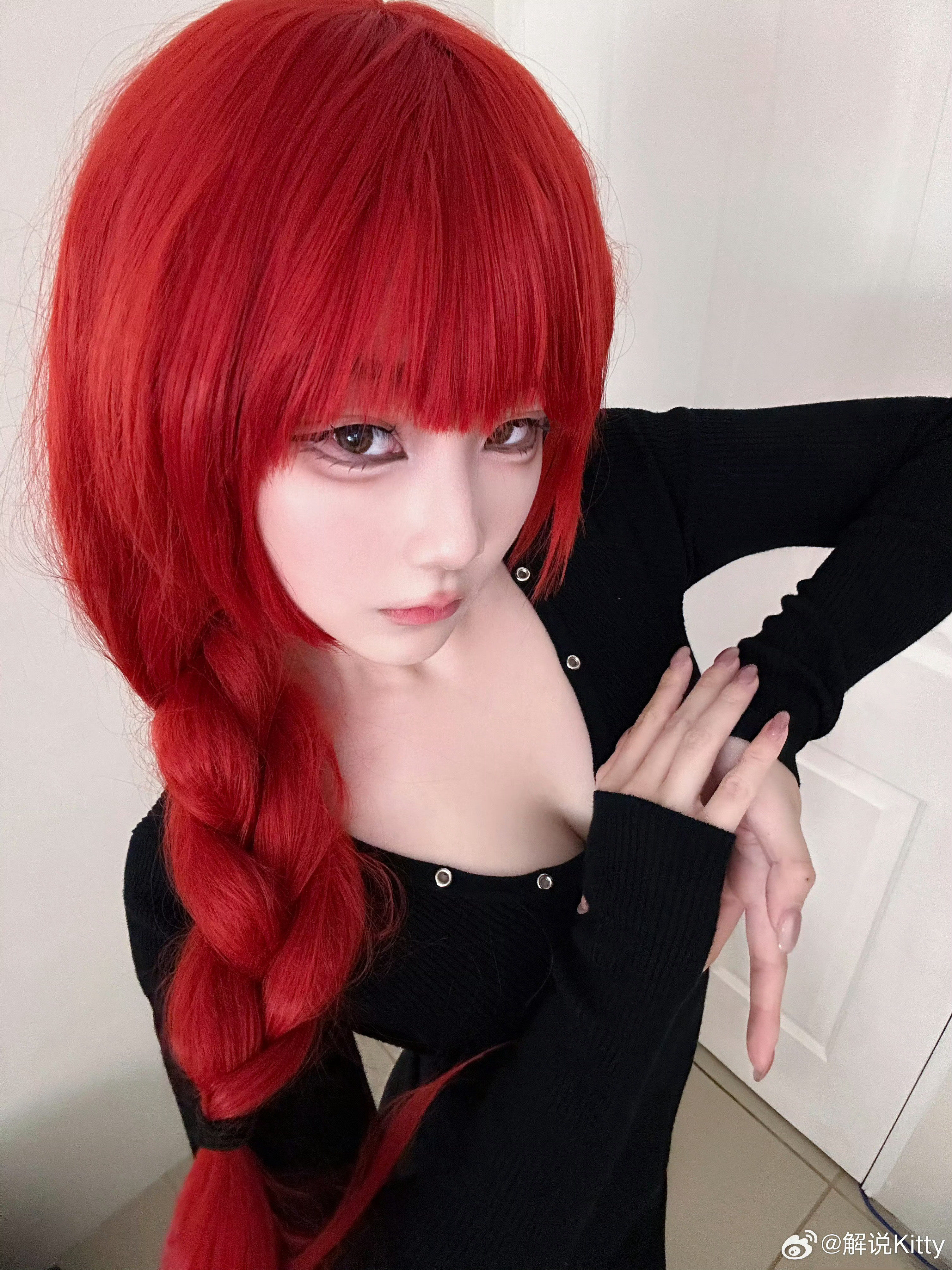 一头红发很显眼！前lpl英文流解说Kitty更新动态：乖狗狗⛓️🖤富有且慷慨