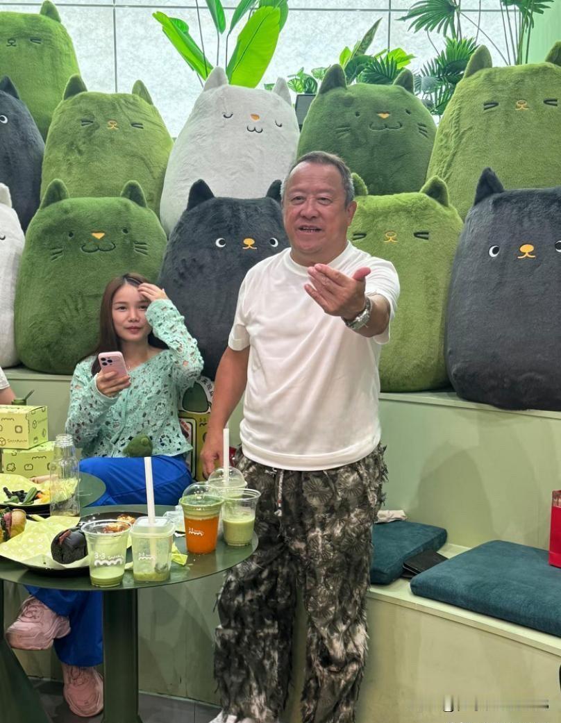 一晃眼，曾志伟都73岁了，但他的脸看起来还那么紧致，没有什么皱纹，虽然个子不高，