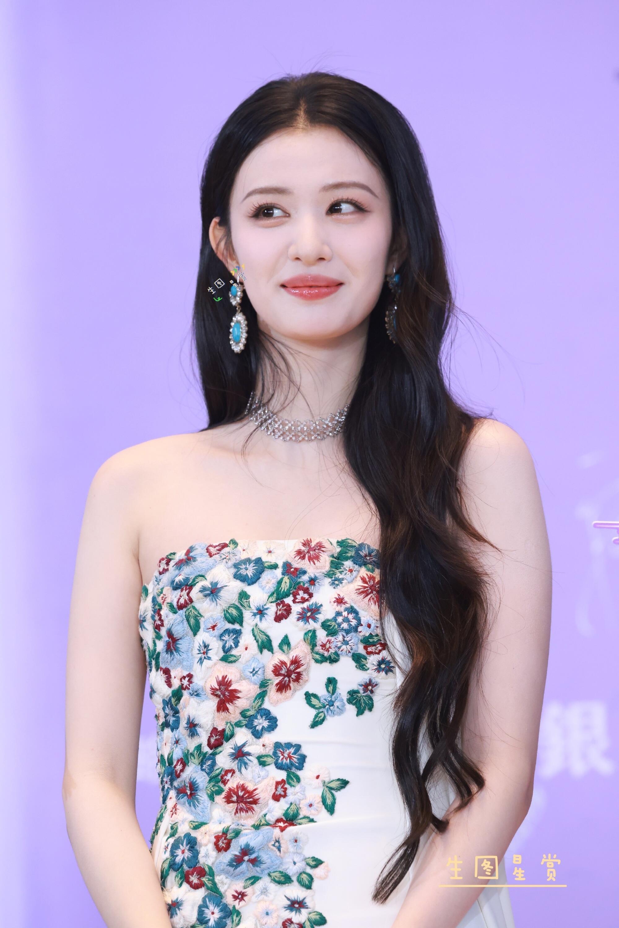 王楚然神女下凡，美到窒息2025爱奇艺尖叫之夜红毯生图掉落王楚然珍珠美人