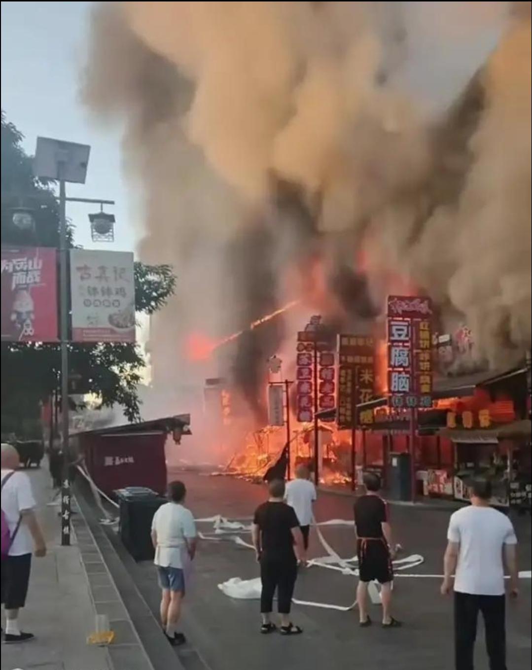 四川乐山苏稽古镇发生火灾7月20日早上，四川乐山市市中区苏稽古镇发生一起火灾，