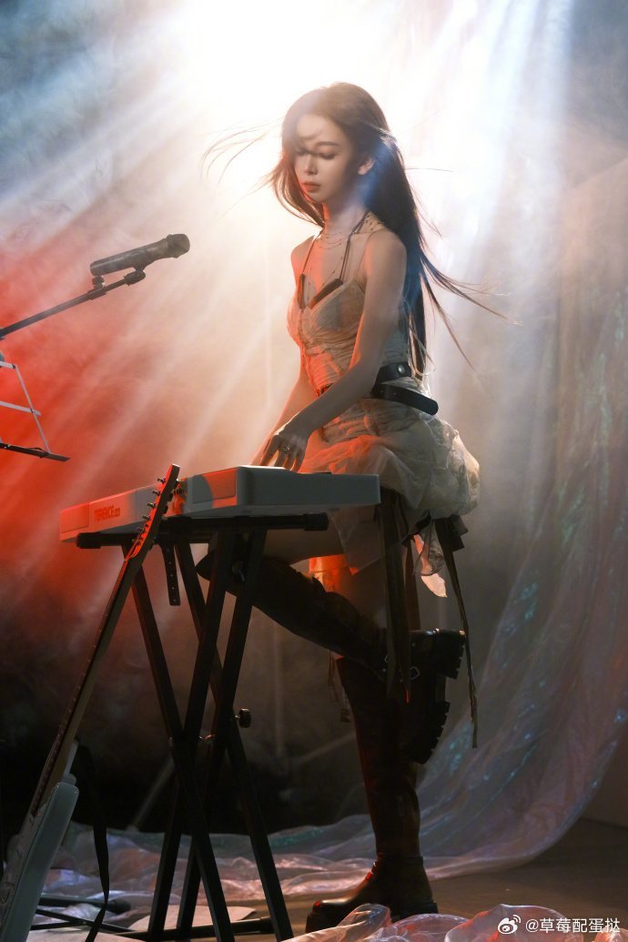 陈瑶好甜 陈瑶《恋爱告急》舞台甜到心坎里！全开麦唱跳表现亮眼，甜妹气质溢出屏幕，