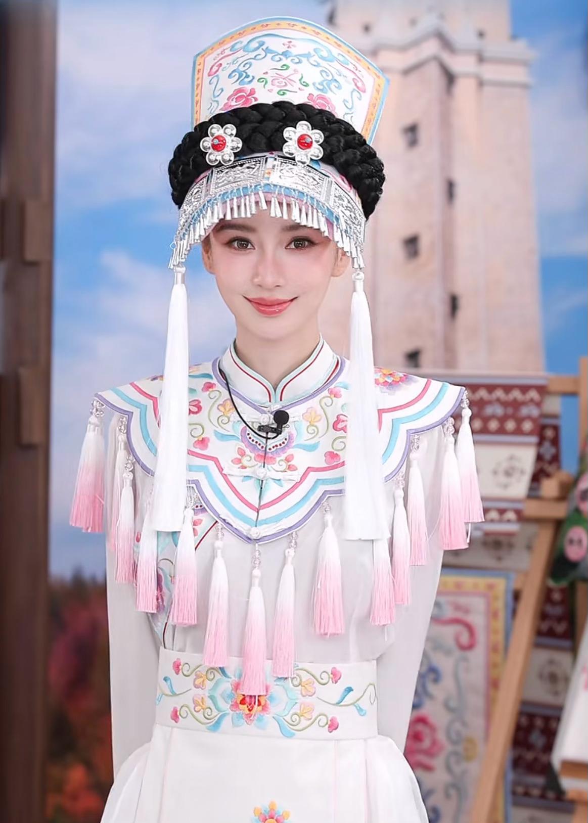 Baby今日份品牌活动第3套羌族服饰粉粉嫩嫩好萌一只💮Angelababy像