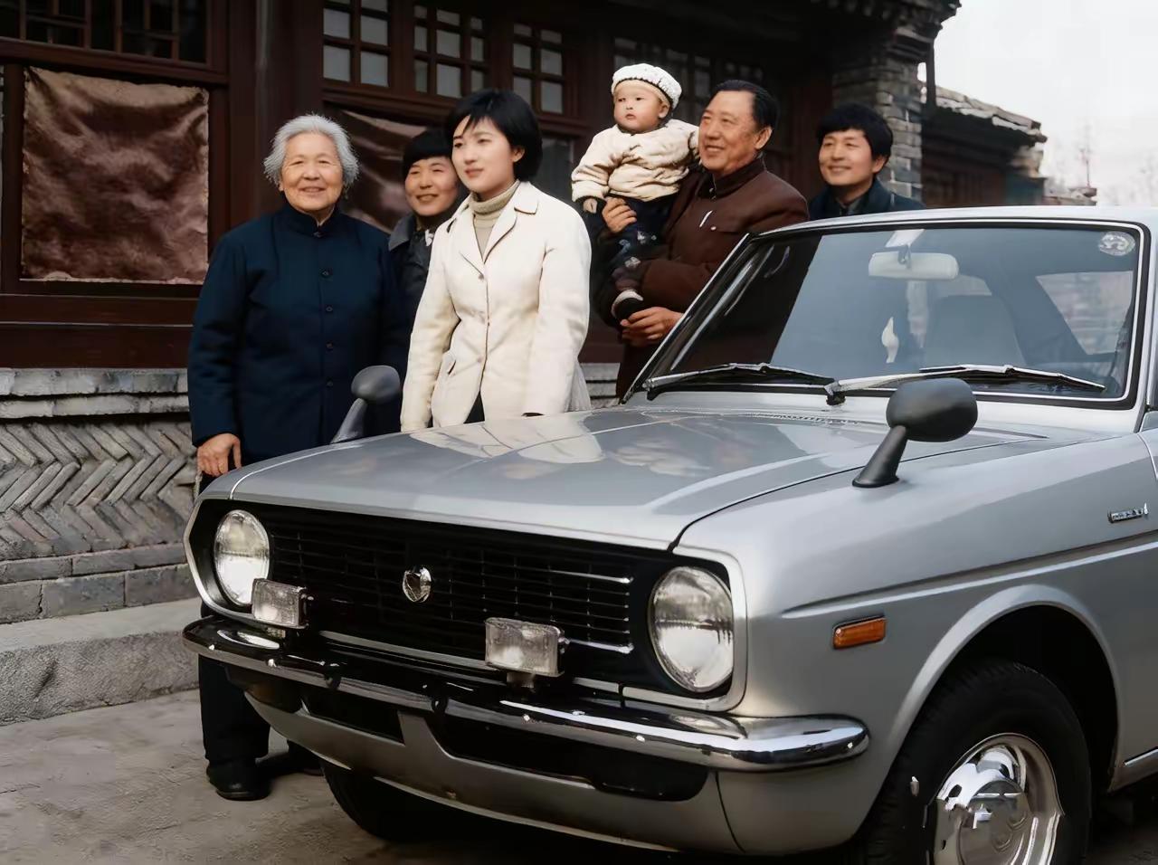 这是1984年北京昌平县的孙桂英养鸡成为了万元户。于是，他买了一辆银灰色的小轿车