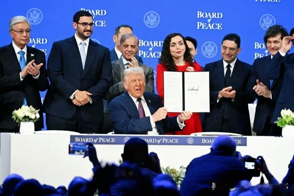 特朗普达沃斯凑局19国！“和平委员会”刚开张就改口，背后全是算计2026