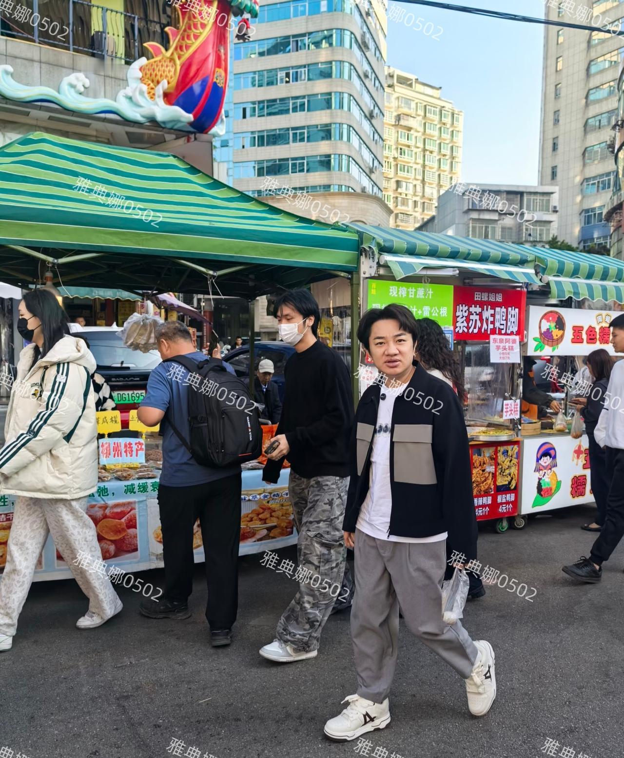 王祖蓝本人怕是连1米6也没有，好小一只!柳州青云菜市场偶遇王祖蓝，他本人个子