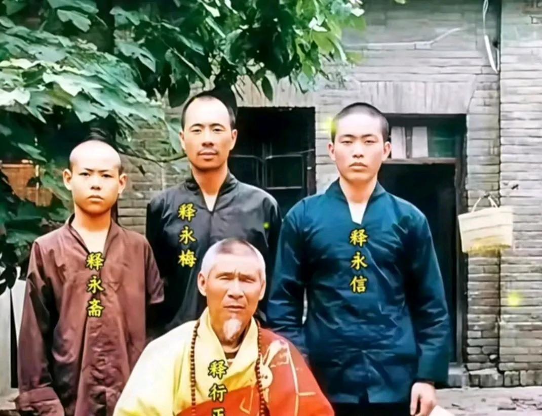 2025年应该是个神奇的年份，见过明星塌房的，头一次见到有人踏庙。袈裟和尚，原