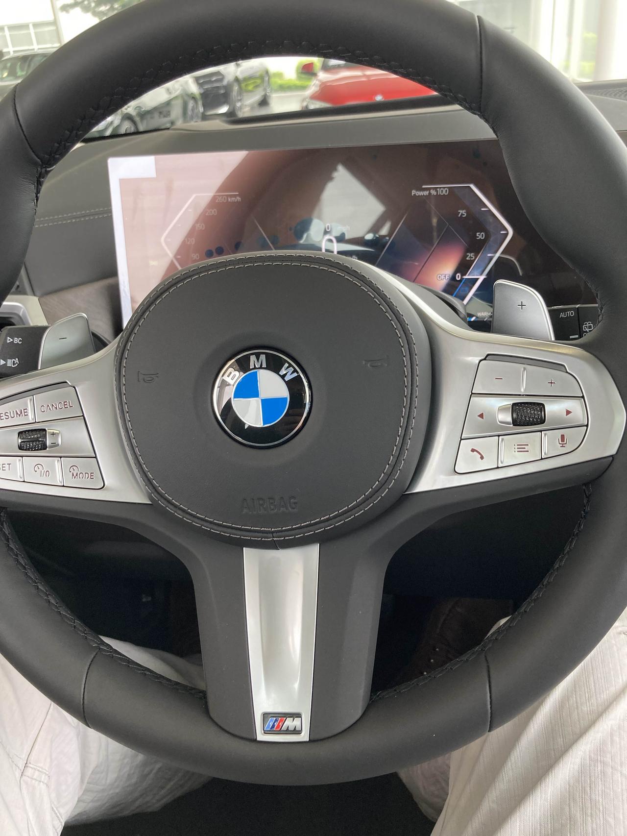 宝马X5，还是经典！今天一个老哥过来喝茶，开了一辆宝马X5，喝完茶坐他的车